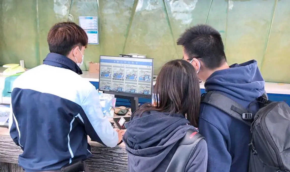 Operators using PictureAir™ intelligent image processing